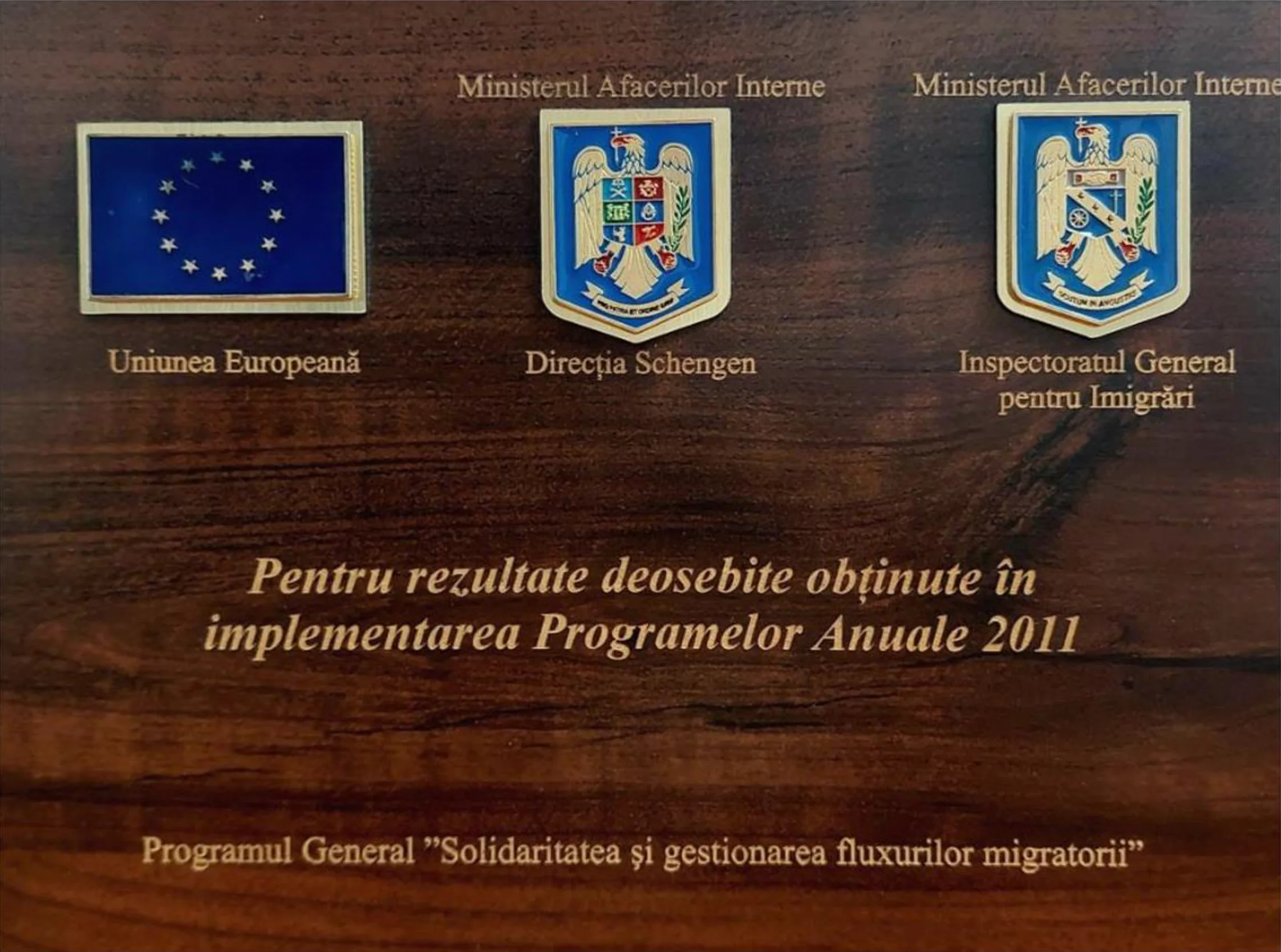 Placă omagială pe lemn de la Ministerul Afacerilor Interne, Direcția Schengen și Inspectoratul General pentru Imigrări, pentru rezultate deosebite în implementarea Programelor Anuale 2011